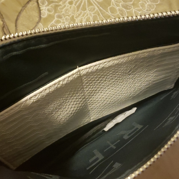 Rodan+Fields White Zip Clutch - Picture 5 of 7